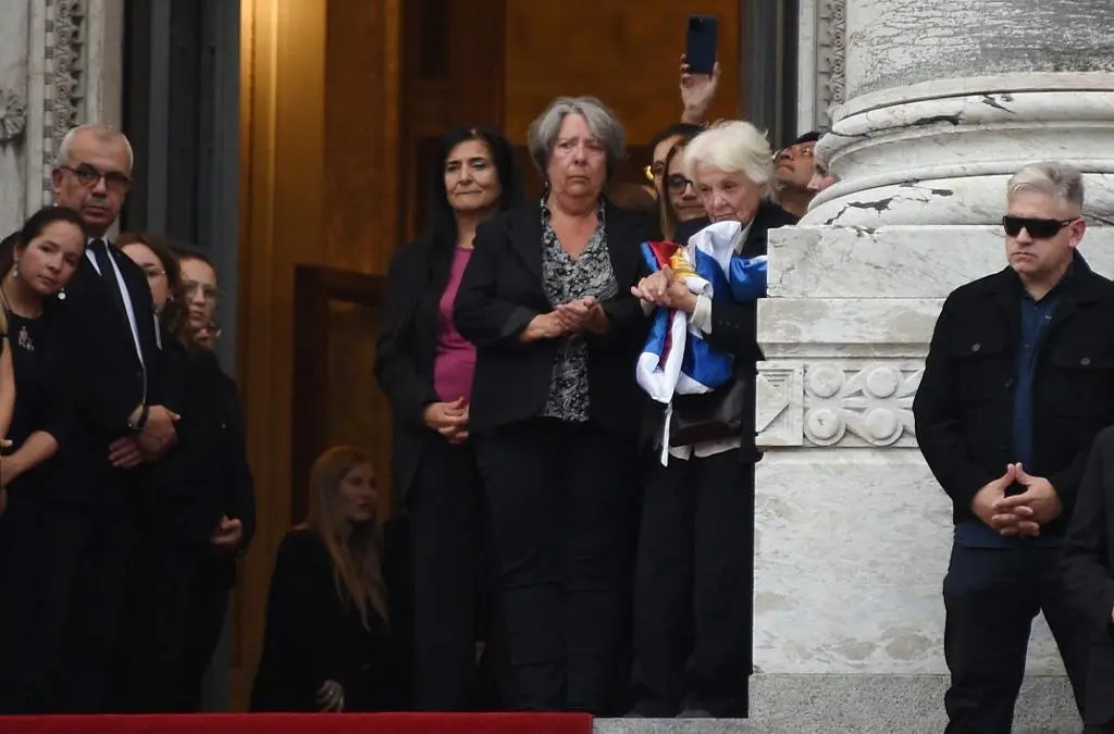 Lucía Topolansky se despede de Mujica abraçando bandeiras durante funeral emocionante