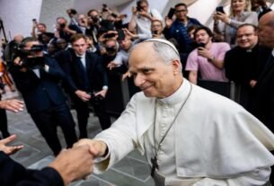 papa-leao-xiv-nao-ignorou-bandeira-lgbt-video-usado-mostra-bandeira-da-paz